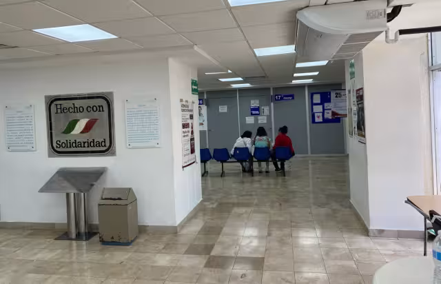 Mujer exige referencia médica y tratamiento ante recaída debido a la falta de fármacos.