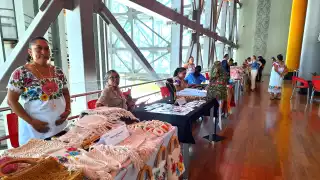 Artesanos ofrecen sus creaciones en el Gran Museo del Mundo Maya en Mérida