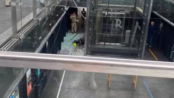 El hombre hacía mantenimiento en el elevador cuando cayó El hombre hacía mantenimiento en el elevador cuando cayó
