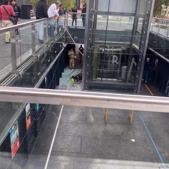 El hombre hacía mantenimiento en el elevador cuando cayó 