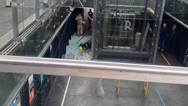 El hombre hacía mantenimiento en el elevador cuando cayó 