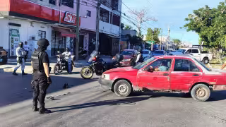 Colisión entre moto patrulla y vehículo particular movilizó a cuerpos de emergencia en Playa del Carmen