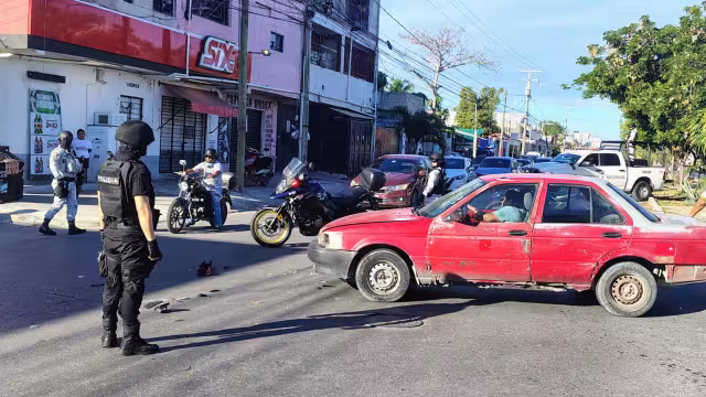 El oficial herido fue atendido por paramédicos, quienes determinaron que no tenía lesiones graves