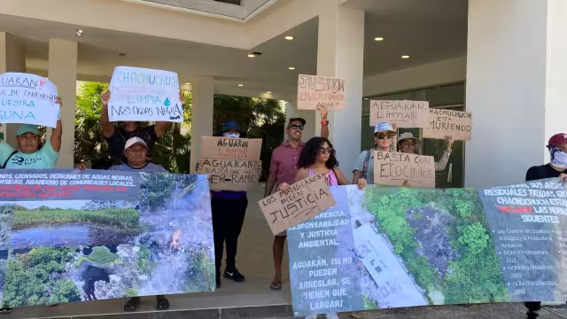 Manifestantes señalan la existencia de depósitos de aguas negras que causan daños en los manglares