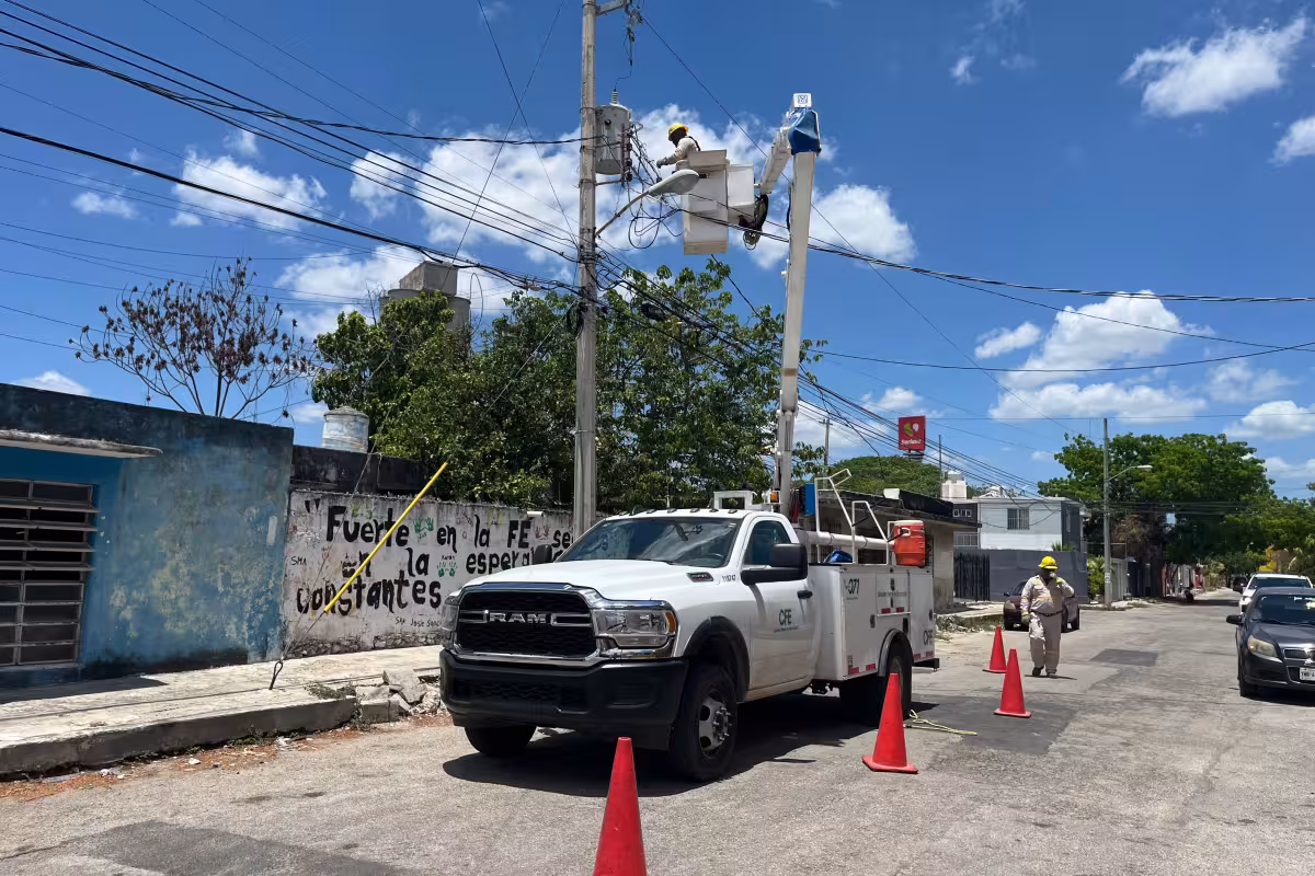 Por falta de luz retienen a trabajadores de la CFE en el Oriente de ...
