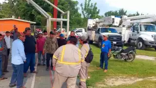 Liberan a trabajadores de la CFE en Escárcega; retienen camionetas como garantía