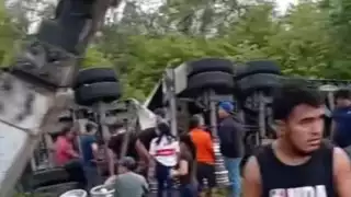 Una considerable cantidad de personas se hicieron de las suyas para llevarse mercancía del vehículo