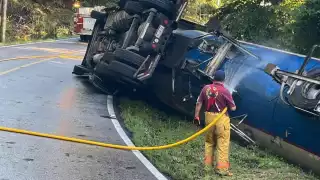 ¡Otra volcadura de pipa de gas LP! Cierran carretera Teziutlán-Nautla en Puebla; esto sabemos