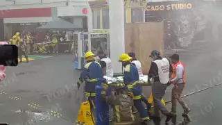 En Plaza Las Américas, Cuerpo de Bomberos, Protección Civil y paramédicos de la Cruz Roja participaron