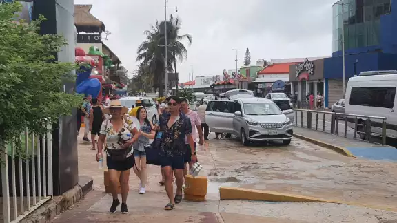 Turistas llegaron en mala época a Cancún Turistas llegaron en mala época a Cancún