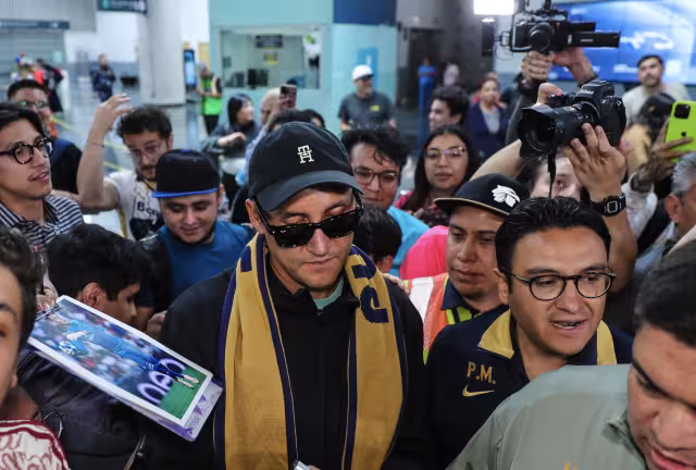 Afición de Pumas se da cita en AICM para recibir al arquero tico