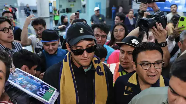 Afición de Pumas se da cita en AICM para recibir al arquero tico