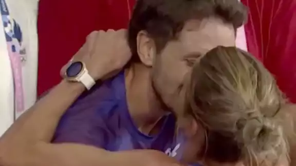 La atleta cruzó en cuarto puesto, pero la propuesta de matrimonio se llevó la de Oro La atleta cruzó en cuarto puesto, pero la propuesta de matrimonio se llevó la de Oro