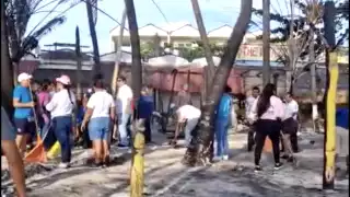 Sin apoyo oficial, habitantes de Mahahual reconstruyen palapas quemadas