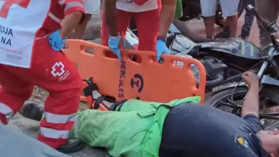 El motociclista fue estabilizado en el lugar y luego trasladado al hospital.