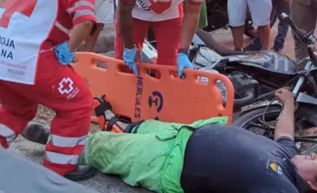 El motociclista fue estabilizado en el lugar y luego trasladado al hospital.