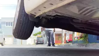 Auto cae a  alcantarilla en Campeche y termina semivolcado