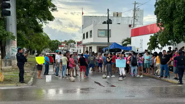 Los vecinos mantendrán el bloqueo hasta que tengan luz.