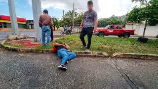 Paramédicos trasladaron a una de las personas lesionadas al Hospital General de Chetumal