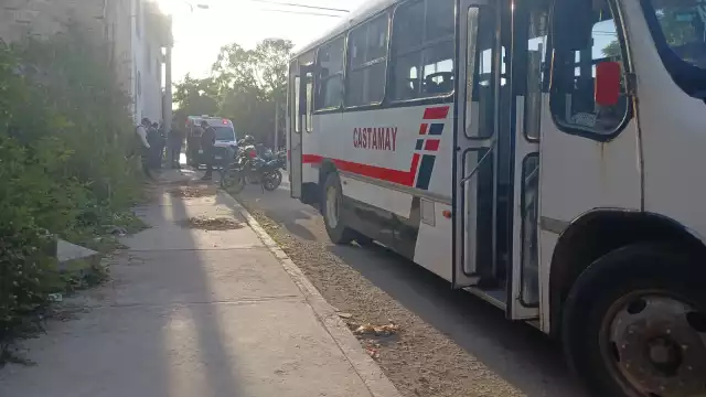 Un menor de 13 años perdió el equilibrio al bajar de un camión en la colonia 20 de Noviembre