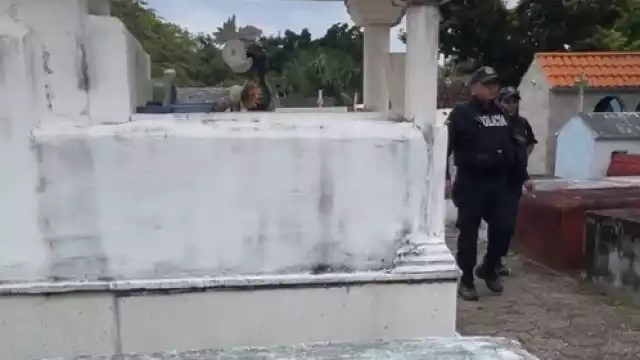 Elementos de la FGE acomodaron los restos mientras arribaban al lugar el fotógrafo y criminalista