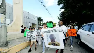 Los inconformes iniciaron su recorrido en las puertas del hospital del ISSSTE