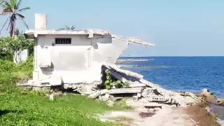 Erosión causa el derrumbe de casas de Verano en la costa de Yucatán
