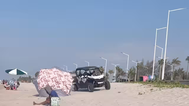 Policías violan zonas protegidas en Playa Norte con vehículo