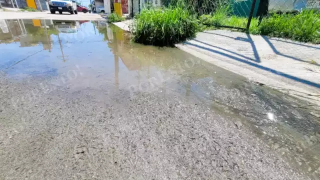 La calle ha presentado daños por el agua acumulada