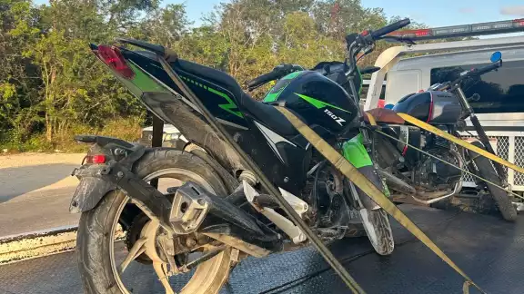 El motociclista manejaba con un menor de edad, a quien puso en riesgo al darse la fuga