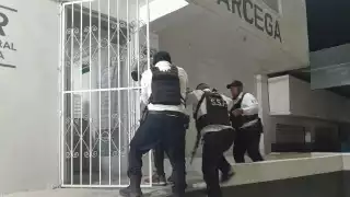 Trasladan a la FGR  a hombres detenidos tras persecución en Palizada, Campeche