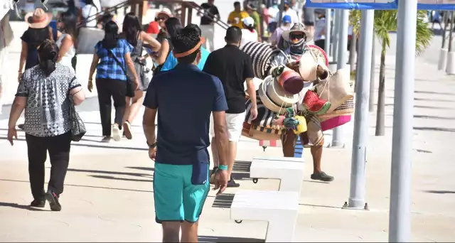 Gente que ofrece viajes a turistas se los llevan antes de que conozcan lo que ofrece el puerto