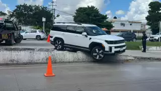 Camioneta termina suspendida en un retorno de la calle 60 al norte de Mérida