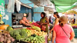Los ajustes en los precios de productos y alimentos esenciales siguen presionando el gasto familiar