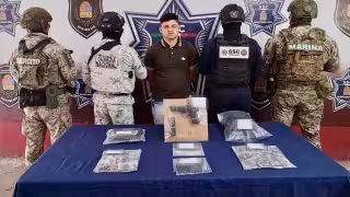 El sujeto detenido fue presentado por las autoridades.