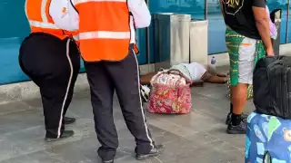 Golpe de calor en la T4: Turista terminó en el suelo del aeropuerto de Cancún por las altas temperaturas