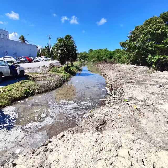 Los motivos de degradar la zona fue para la extracción de basura  y hacer más profunda la laguna