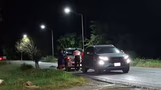 Los agentes policiacos llegaron al lugar y atendieron el accidente.
