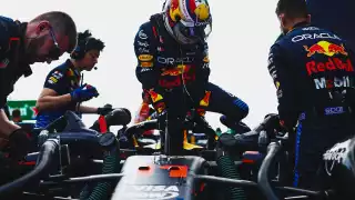 Checo y sus mecánicos en Red Bull