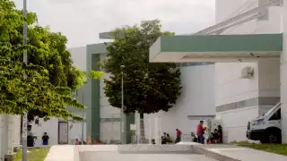 La operación del hombre se ha atrasado por distintas excusas del personal del hospital