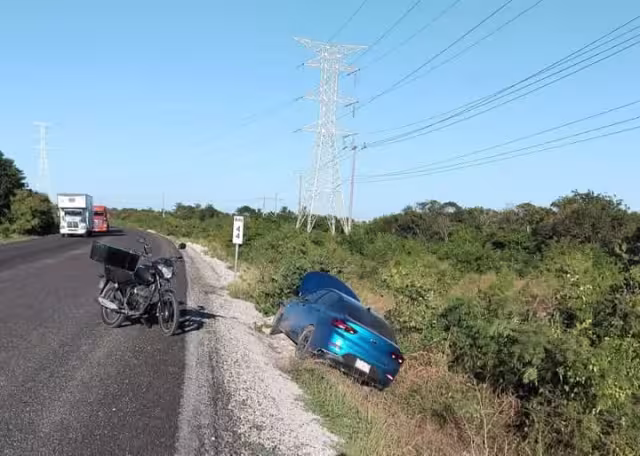 Un accidente ocurrió en la carretera federal 180 entre Isla Aguada y Sabancuy