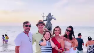 Carmen Muñoz y Juan Esparza visitan a la estatua de  Poseidón en Progreso, Yucatán