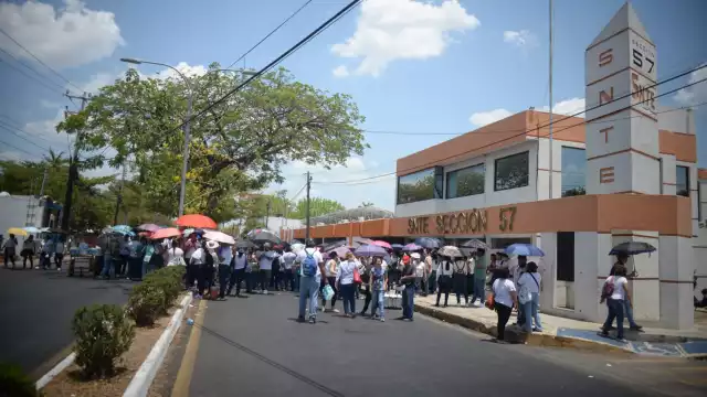 Al menos tres avenidas de Mérida se mantienen bloqueadas por los maestros