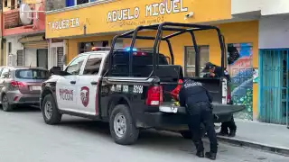 La víctima se encontraba en la regadera; se cree que el responsable del crimen dejó la llave abierta para borrar evidencias