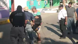 Amarran y golpean a ladrón de combustible tras ser sorprendido en Sabancuy 