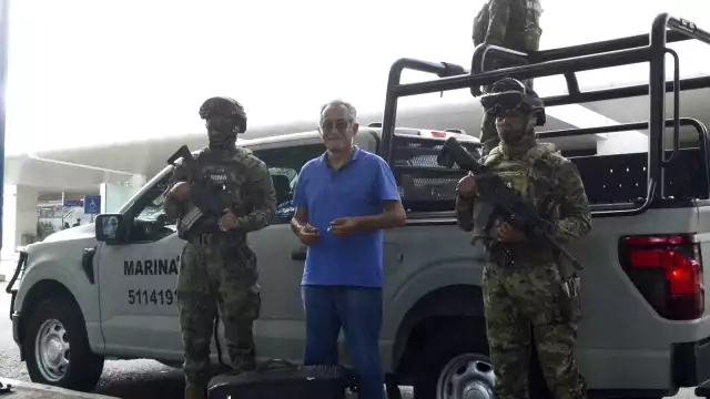 Al no poder abrir el  equipaje, pidieron ayuda a los elementos