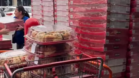 Exhiben a revendedora por llenar tráiler con roscas de Costco