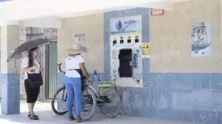Vecinos pagan hasta 3 veces más por líquido embotellado que por el servicio que no reciben en sus casas
