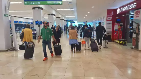 Usuarios llegan anticipadamente al aeropuerto de Mérida para abordar sus vuelos Usuarios llegan anticipadamente al aeropuerto de Mérida para abordar sus vuelos