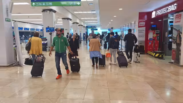Usuarios llegan anticipadamente al aeropuerto de Mérida para abordar sus vuelos